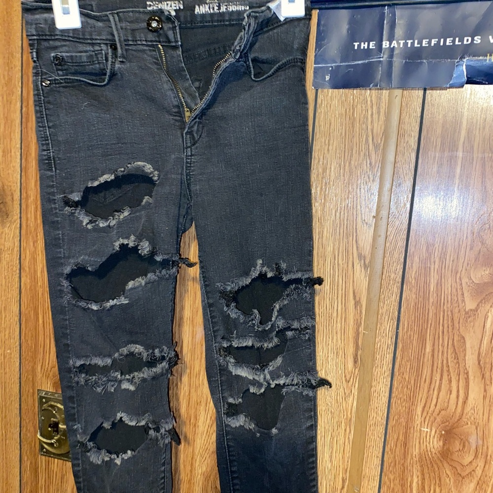 Distressed jeggings